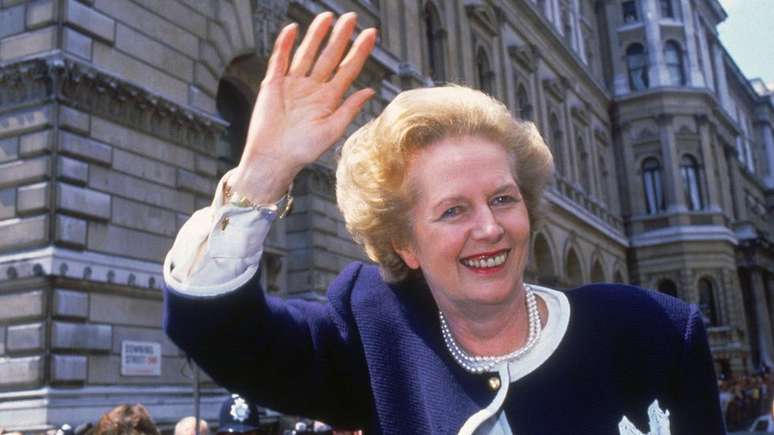 A ex-primeira-ministra do Reino Unido Margaret Thatcher é uma das muitas figuras poderosas da história que afirmaram dormir quatro ou cinco horas por noite, bem abaixo dos níveis ideais