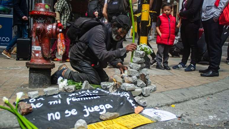 A esquina em que o jovem foi morto se tornou um memorial para ele