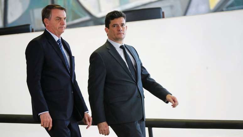 Bolsonaro e Moro; o ministro declarou que envolvimento do nome do presidente no caso &eacute; 'total disparate'