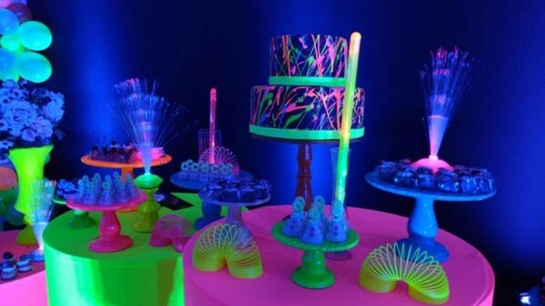 69. Festa neon com bolo dois andares. Fonte: Sabor e Festa