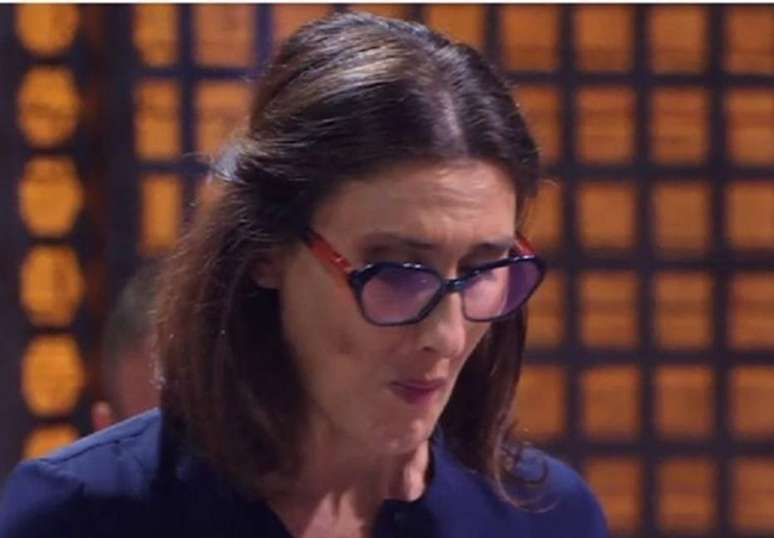Paola Carosella prova test&iacute;culo de boi durante uma das avalia&ccedil;&otilde;es do 'MasterChef'.