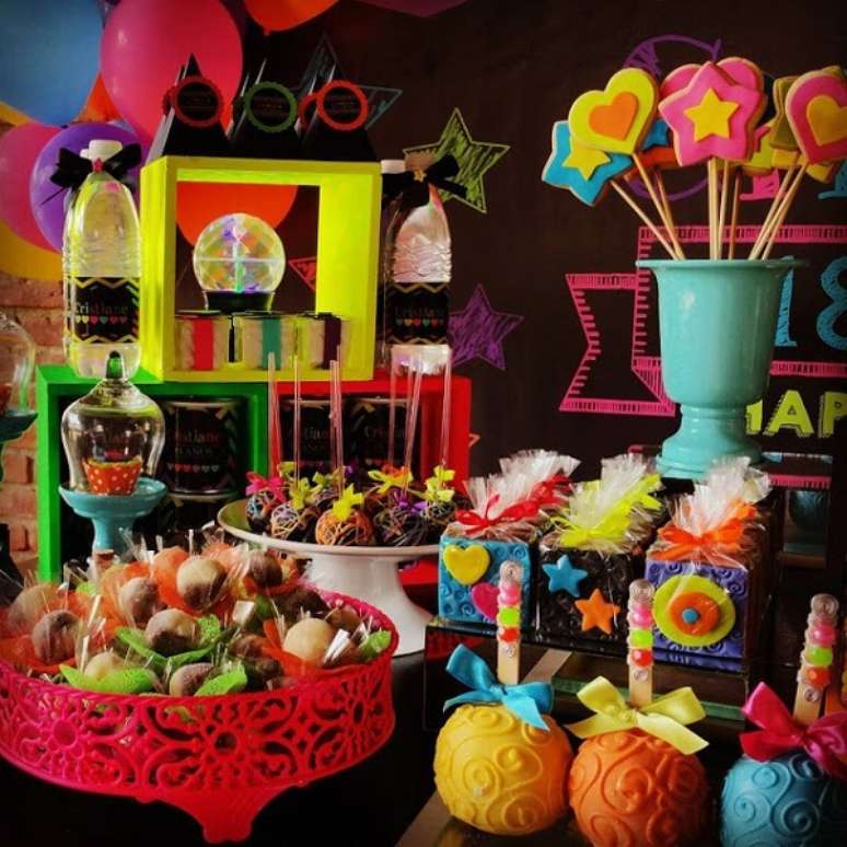 62. Espalhe guloseimas por toda a mesa da festa neon. Fonte: Pinterest