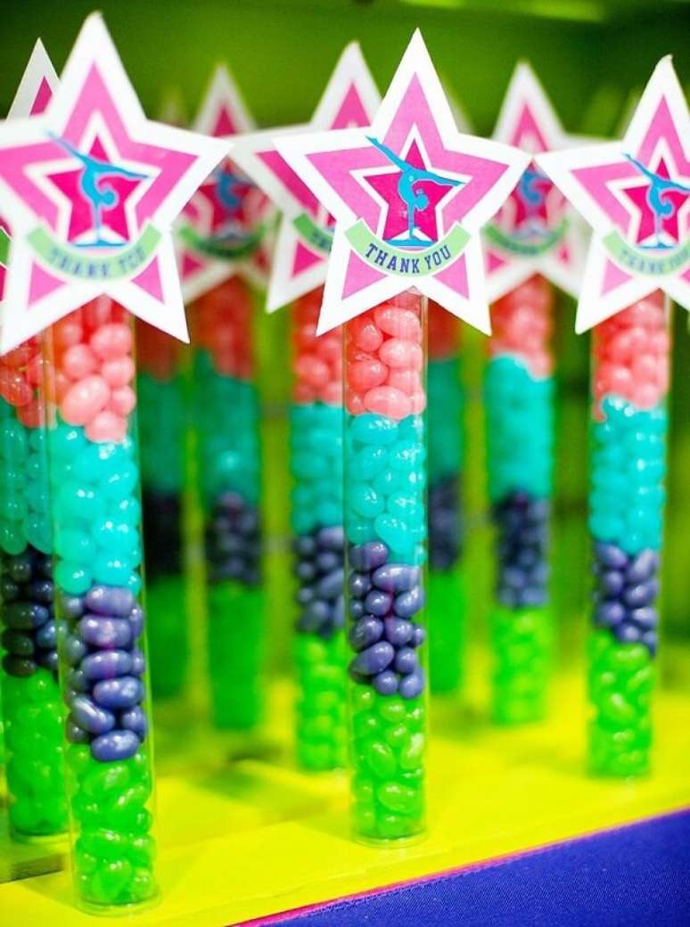 66. As lembrancinhas não podem faltar na festa neon. Fonte: Pinterest