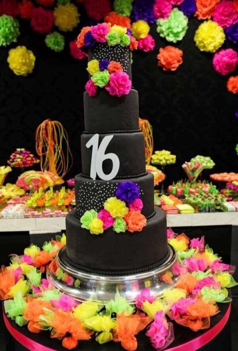 67. Bolo fake com flores coloridas para a festa neon. Fonte: Pinterest