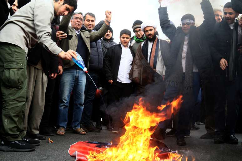 Manifestantes pró-governo do Irã queimam bandeira dos EUA durante protesto em Teerã
25/11/2019
Nazanin Tabatabaee/WANA (West Asia News Agency) via REUTERS