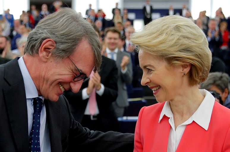 Conservadora alemã Ursula von der Leyen recebe cumprimentos do presidente do Parlamento Europeu, David Sassoli
27/11/2019
REUTERS/Vincent Kessler