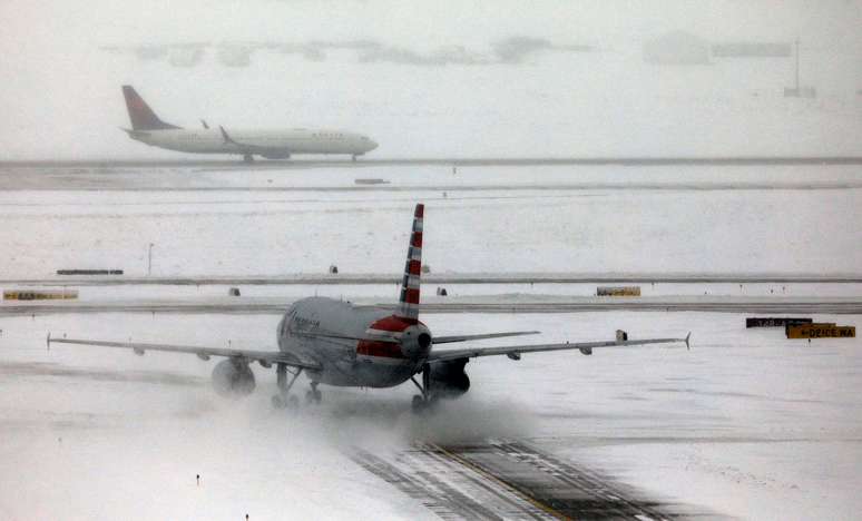 Avi&atilde;o da American Airlines em pista coberta por neve no aeroporto internacional de Denver, no Colorado
26/11/2019
REUTERS/Bob Strong