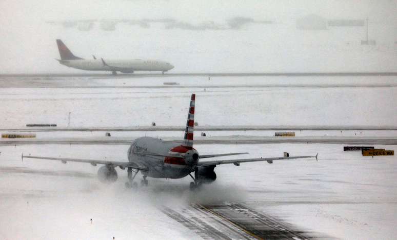 Avião da American Airlines em pista coberta por neve no aeroporto internacional de Denver, no Colorado
26/11/2019
REUTERS/Bob Strong