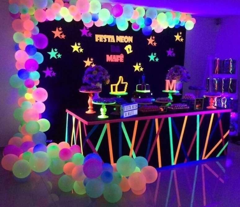 2. Decoração de festa neon com diversos balões. Fonte: Pinterest