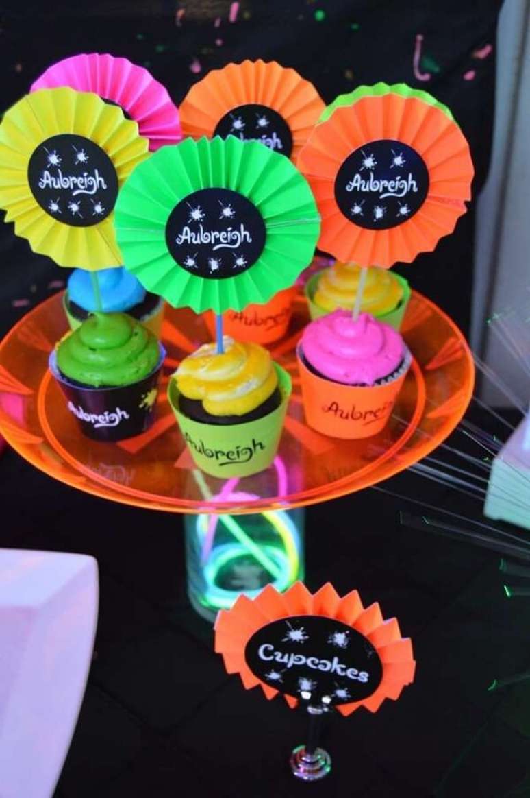 64. Docinhos decorados para a festa neon. Fonte: Pinterest