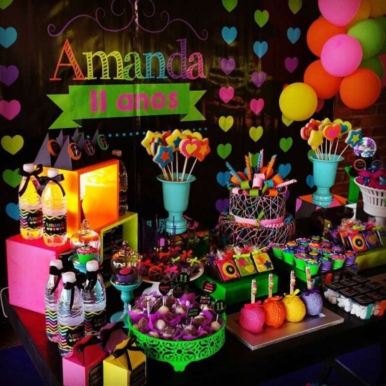 70. Espalhe doces coloridos pela mesa do bolo. Fonte: Pinterest