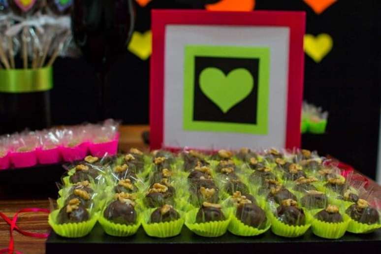 71. As forminhas dos doces podem receber uma cor especial na festa neon. Fonte: Caiobá Festas