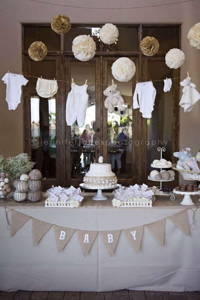 26. Aposte nos tons neutros para a decoração de chá de bebê – Foto: Baby Shower