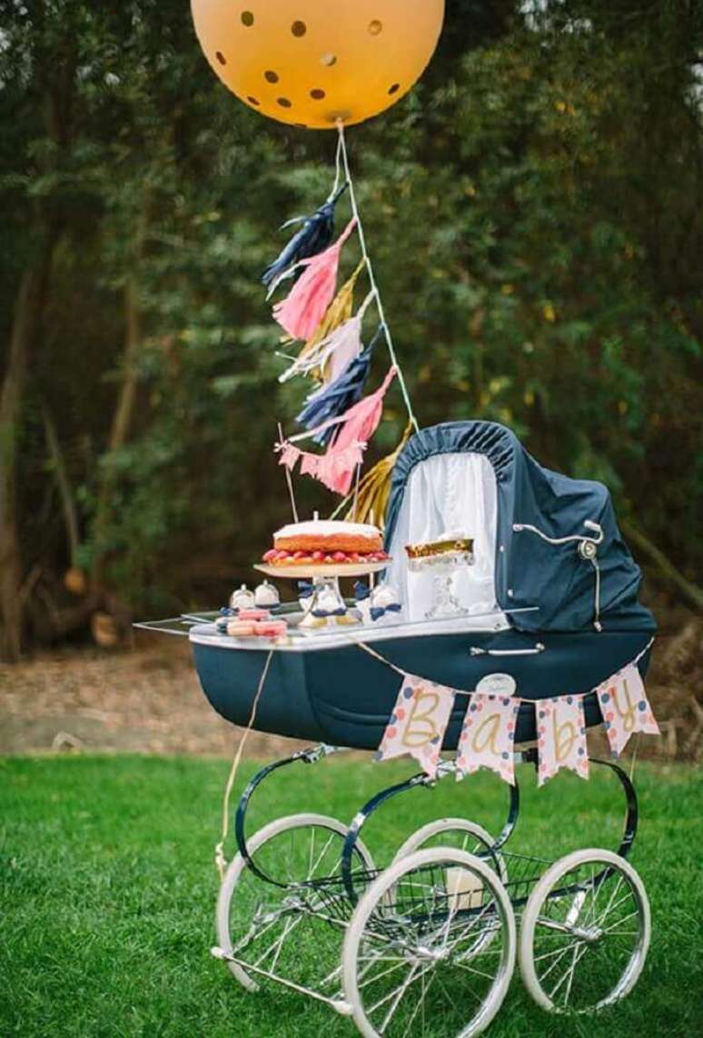 34. Uma das ideias para chá de bebê é servir o bolo dentro de um carrinho de bebê, fica ainda mais linda a decoração de chá de bebê – Foto: Baby Shower Ideas