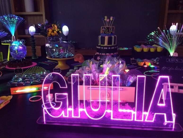 73. Que tal incluir o nome da aniversariante na mesa do bolo? Fonte: Pinterest