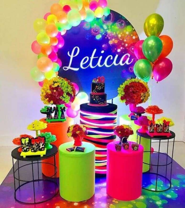 74. Decoração para festa neon simples. Fonte: Pinterest