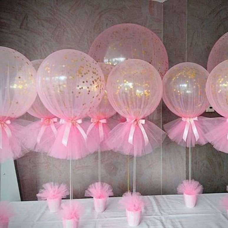 3. Decoração simples para chá de bebê com balões cor de rosa. Uma linda decoração de chá de bebê – Foto: Baby Shower Ideas