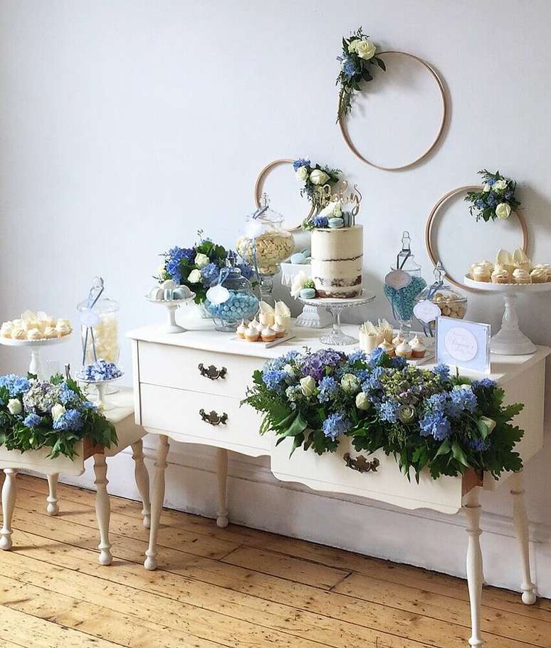 53. Arranjos de flores são perfeitos para dar um toque delicado e muito charmoso para a decoração de chá de bebê – Foto: Buffets by Design