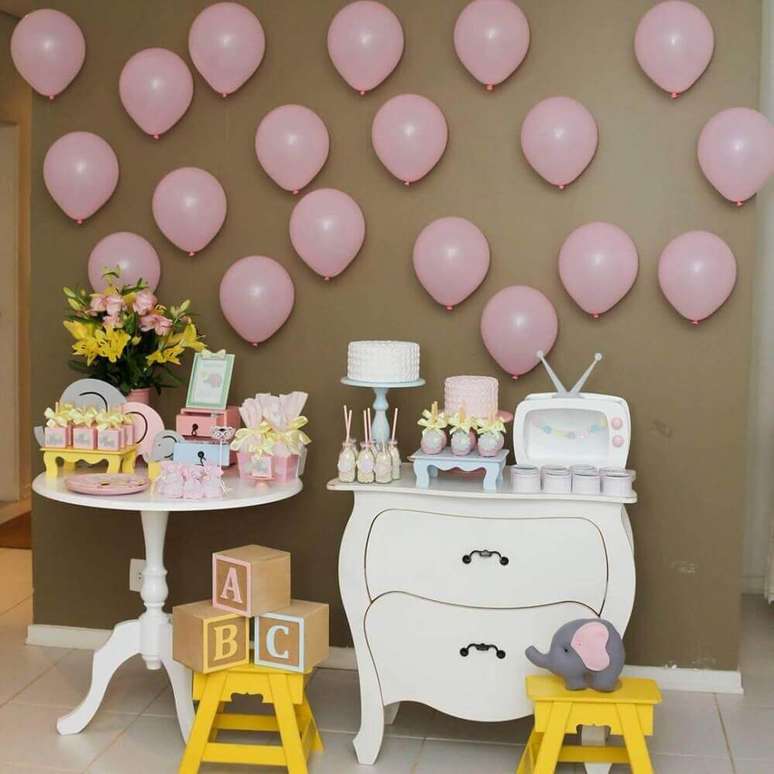 2. Decoração simples para chá de bebê com painel de balões cor de rosa – Foto: Neusa Bonugli