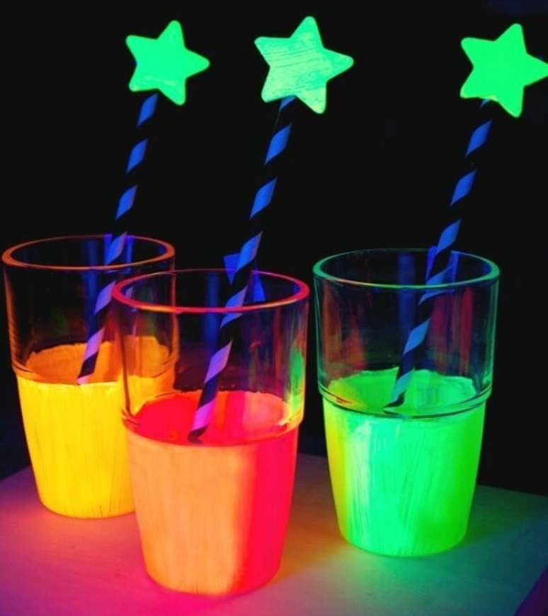 75. Detalhes que fazem toda a diferença na festa neon. Fonte: Pinterest