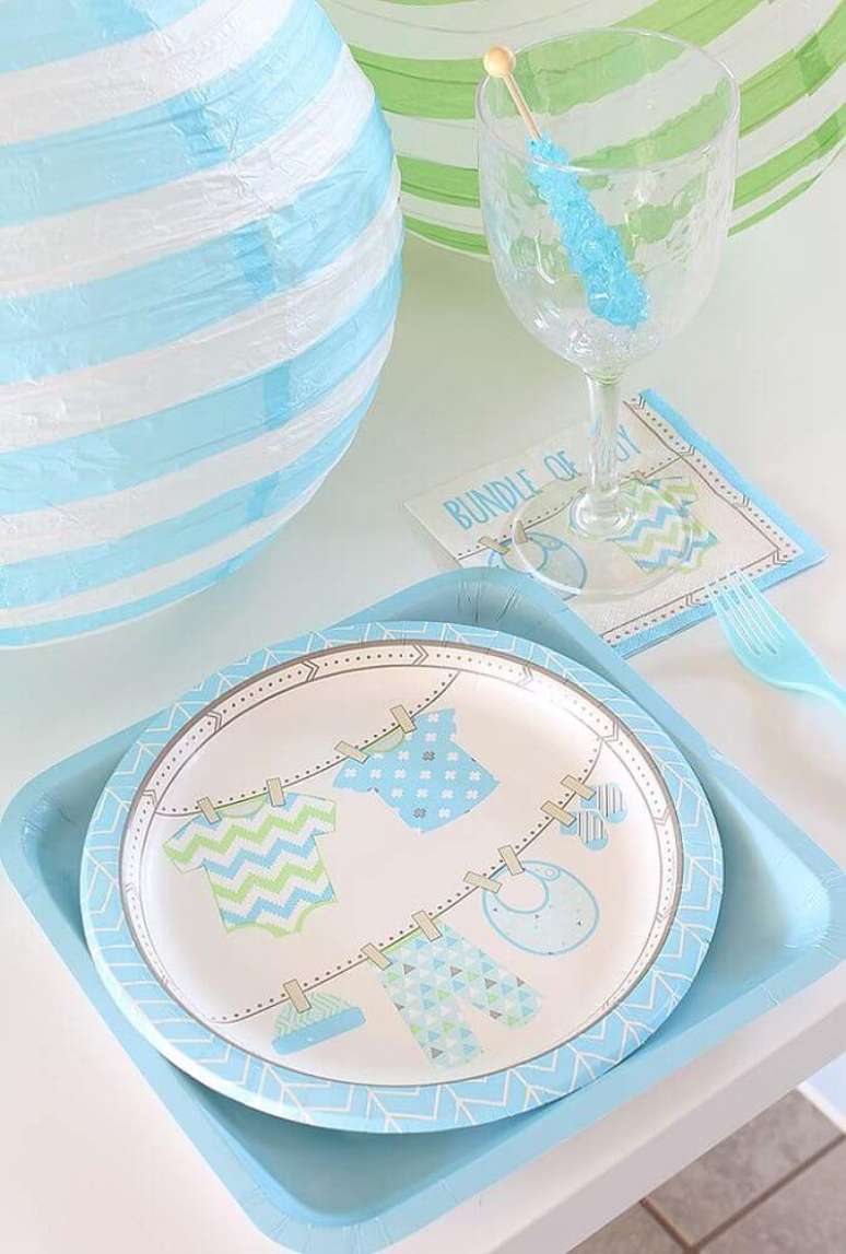 62. Os pratinhos usados na decoração de chá de bebê também podem conter estampas infantis – Foto: Pinterest