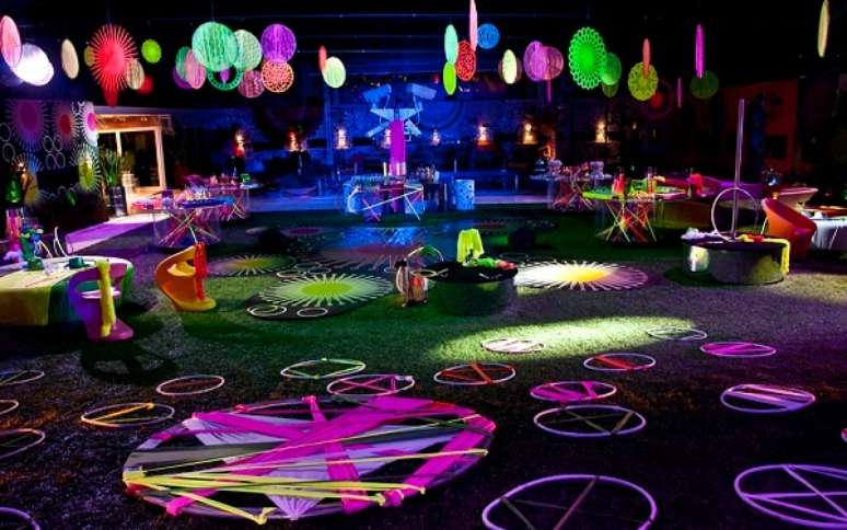 76. A festa neon é repleta de acessórios coloridos. Fonte: Pinterest
