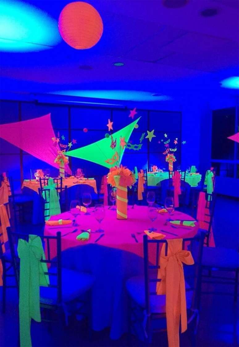 81. Detalhes que fazem toda a diferença na festa neon. Fonte: Pinterest