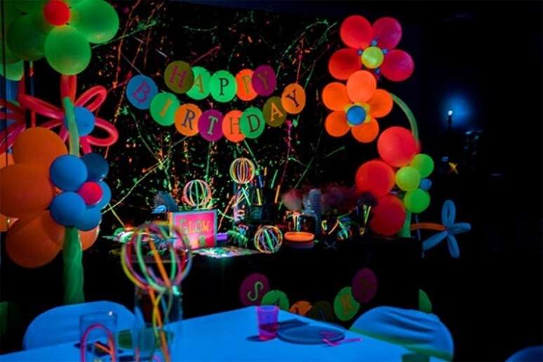 82. Os balões fazem muito sucesso na festa neon. Fonte: Pinterest