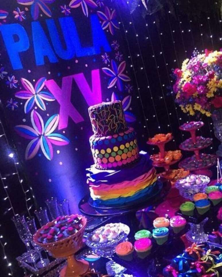 85. As luzes na mesa do bolo fazem toda a diferença na festa neon. Fonte: Pinterest