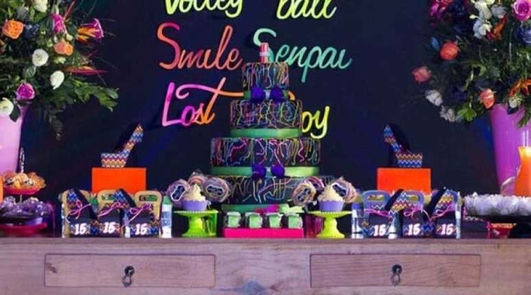 78. Utilize um móvel de madeira para compor a decoração da festa neon. Fonte: Ideias Decor