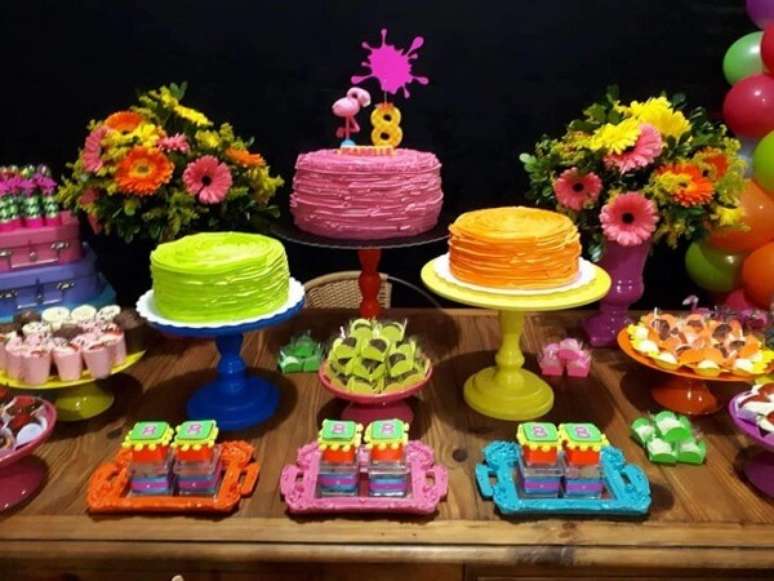 86. Móveis de madeira auxiliam na decoração da festa neon. Fonte: Pinterest