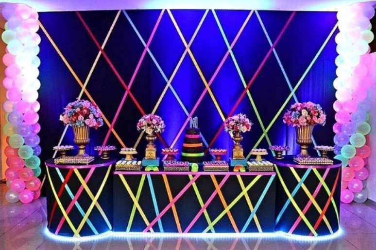 57. As flores podem ser utilizadas na festa neon e trazem delicadeza para o ambiente. Fonte: Tua Casa