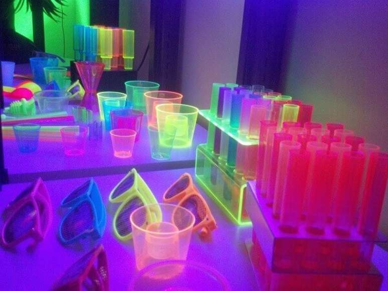 55. Acessórios coloridos e decorativos para festa neon. Foto: Pinterest