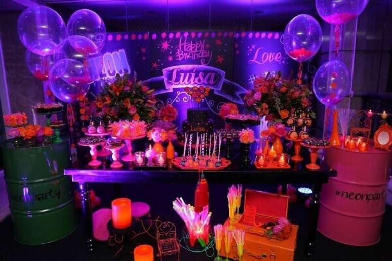 52. Decoração de festa neon é sempre colorida e vibrante. Foto: A minha festinha