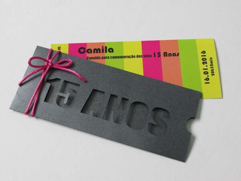 9. Convite neon para festa de 15 anos tem envelope preto e cartão colorido. Foto: Pinterest