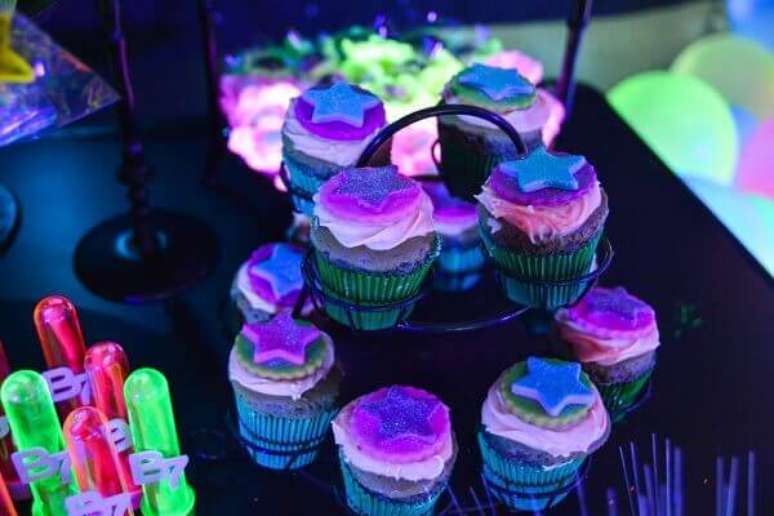 5. Cupcakes coloridos substituem o bolo na festa neon. Foto: Roteiro baby