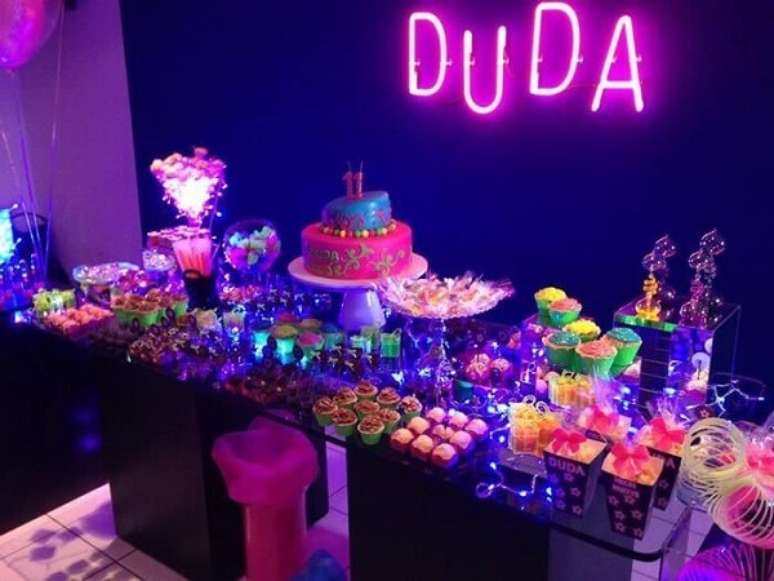 10. Festa simples neon pode ser enfeitada com o nome em luminoso. Foto: Pinterest
