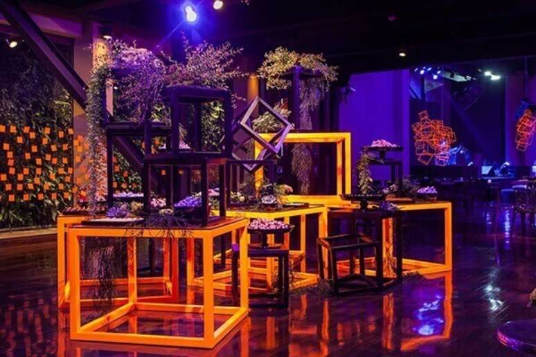 22. Utilize materiais com desenhos geométricos para compor a decoração da festa neon. Foto: Pinterest