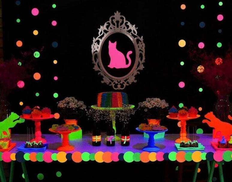 25. Na mesa da festa neon, coloque várias alturas de pratos para criar um movimento. Foto: Pinterest