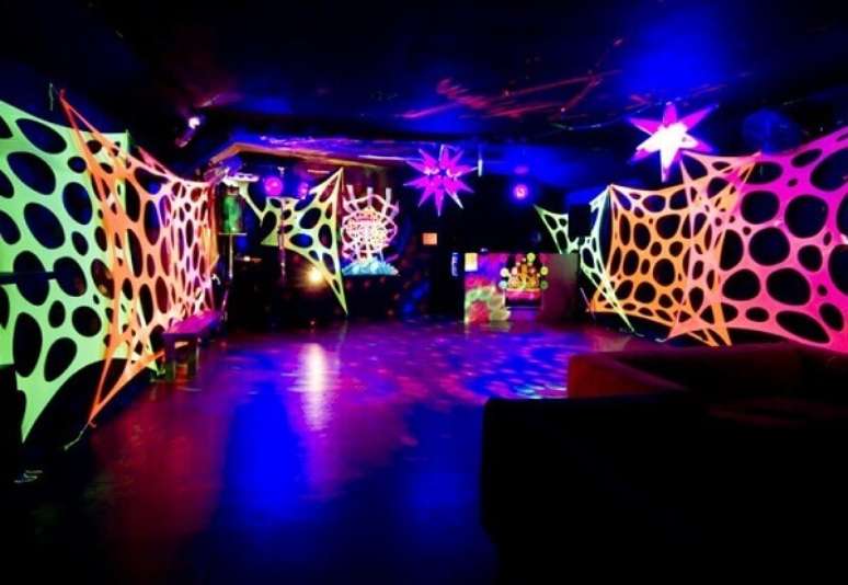 23. Enfeite a pista de dança com tecidos coloridos estendidos em festa neon. Foto: ConstruindoDecor