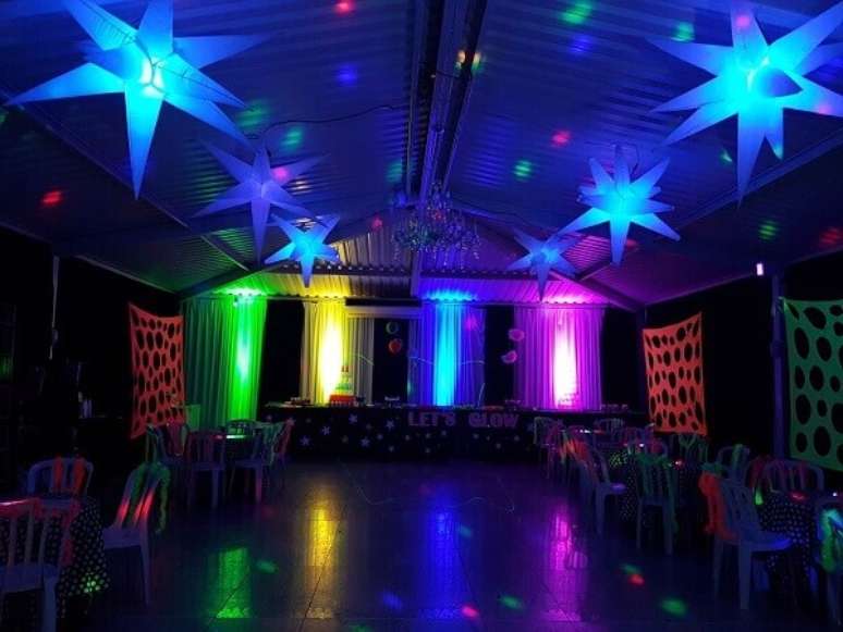 26. As luzes coloridas criam um grande efeito decorativo no salão da festa neon. Foto: Pinterest