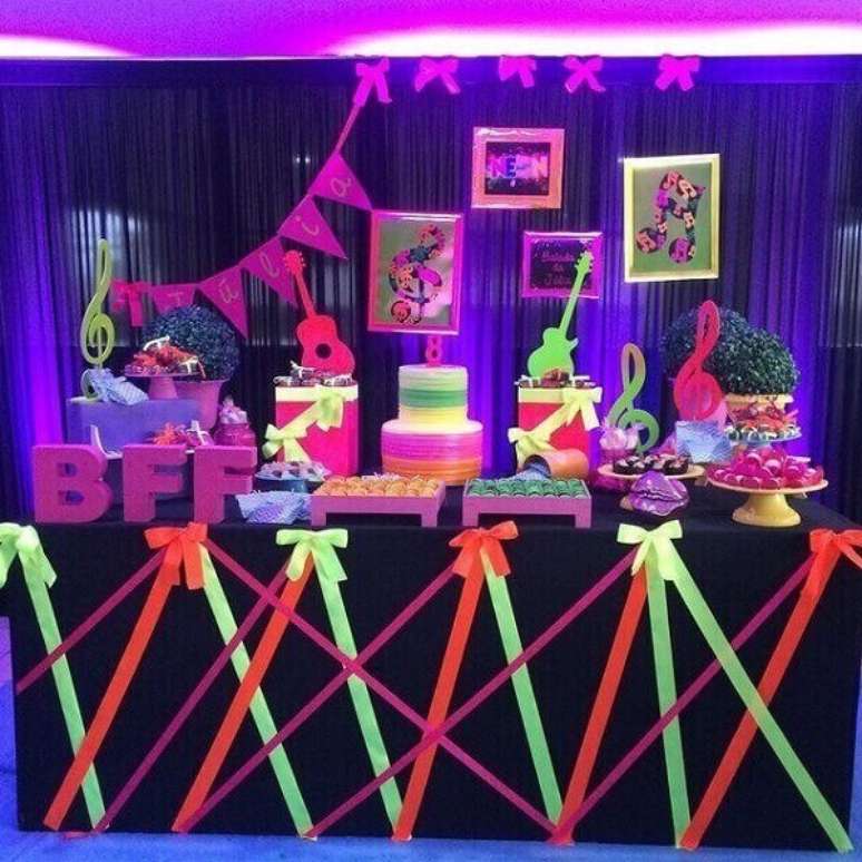 12. Fitas coloridas decoram a mesa da festa neon. Foto: Pinterest
