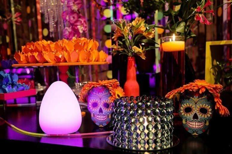 18. Enfeites fluorescentes sobre a mesa valorizam a decoração da festa neon. Foto: Pinterest