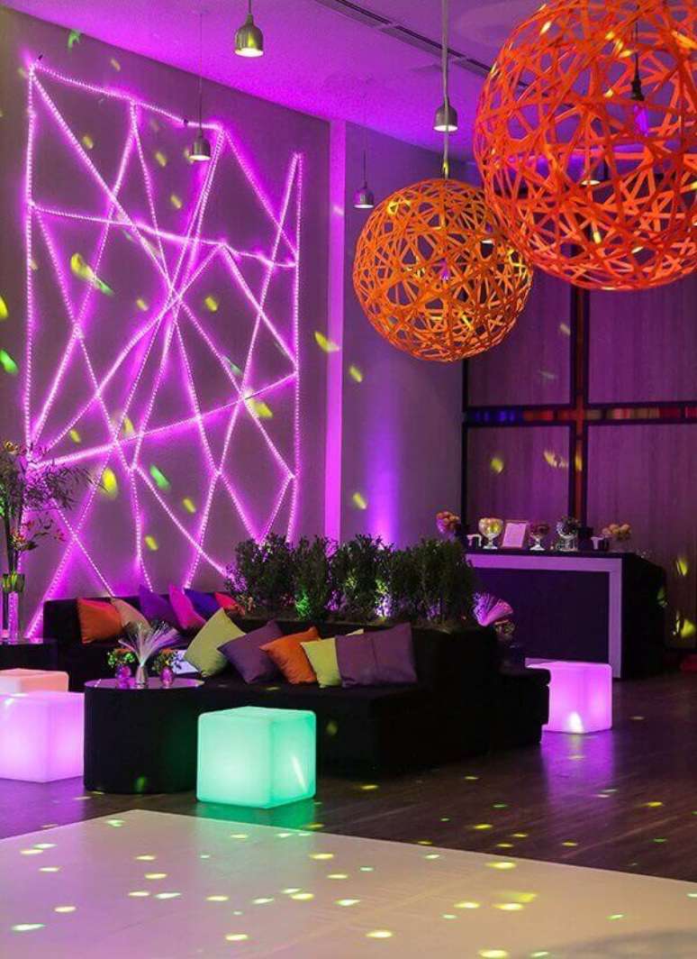 27. Lustres pendentes na cor laranja decoram o teto da festa neon. Foto: Pinterest