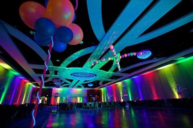 30. Luzes coloridas complementam a decoração de salão grande para festa neon. Foto: Pinterest
