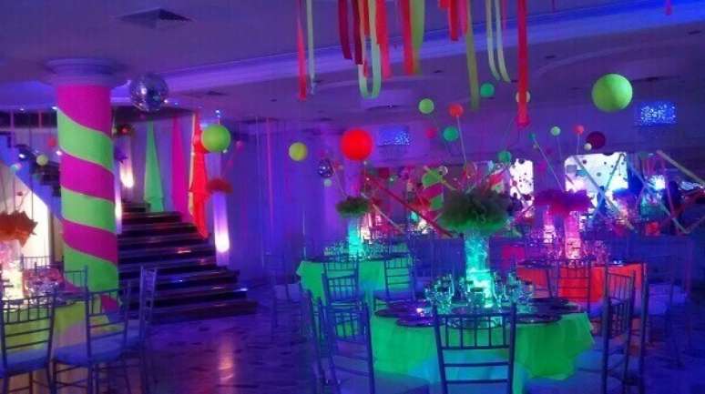 50. A decoração da festa neon pode ser feita com papel, plástico ou outros elementos decorativos. Foto: Pinterest