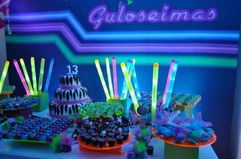 56. A Festa neon pode ser realizada com um custo baixo. Foto: Les Enfants