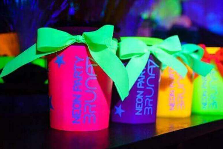 31. As lembrancinhas de festa neon podem ser feitas com latas, caixas ou canecas revestidas de tecido colorido. Fonte: Roteiro Baby