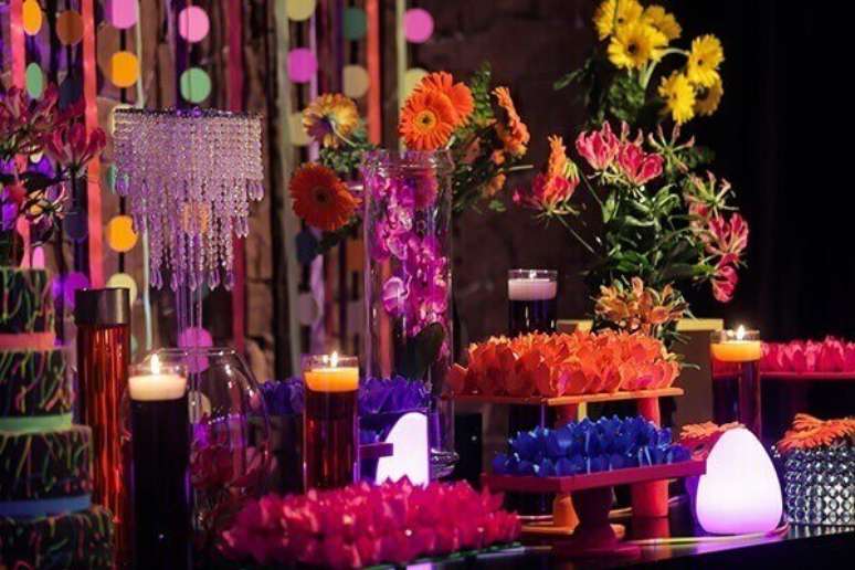 32. Velas também podem contribuir na decoração da festa neon. Foto: Roteiro