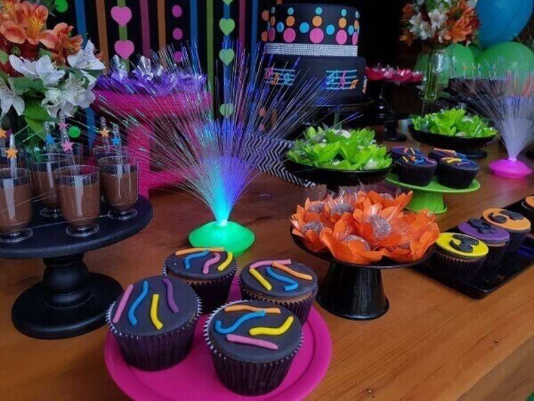 34. Os cupcakes recebem decoração com confeitos coloridos em tons neon. Foto: Pinterest